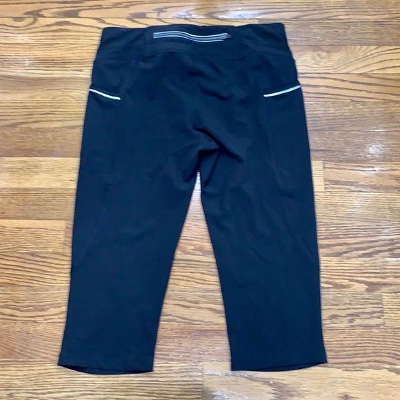 Athleta Dobby Be Free Cropped Knickers size small, black, lightweight - Picture 3 of 8